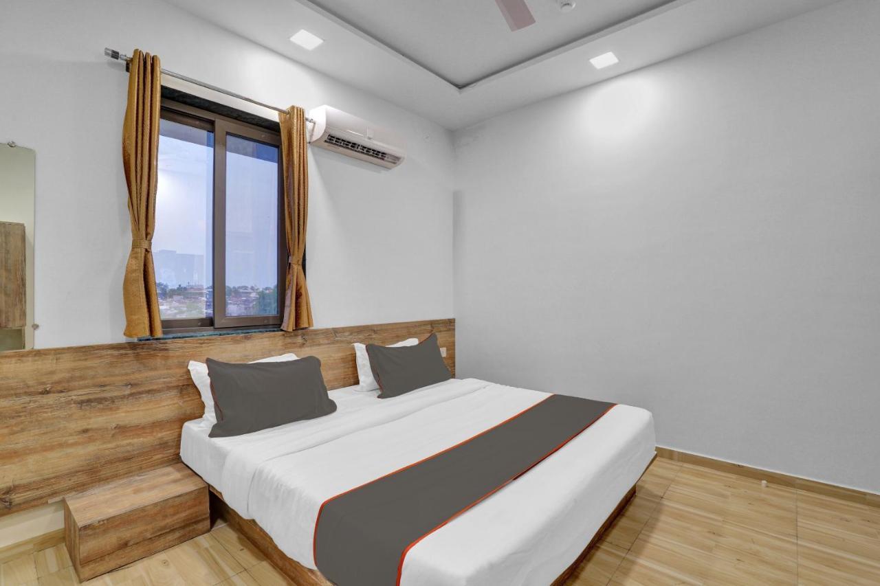 Collection O 83344 Hotel New River Rajkot Esterno foto