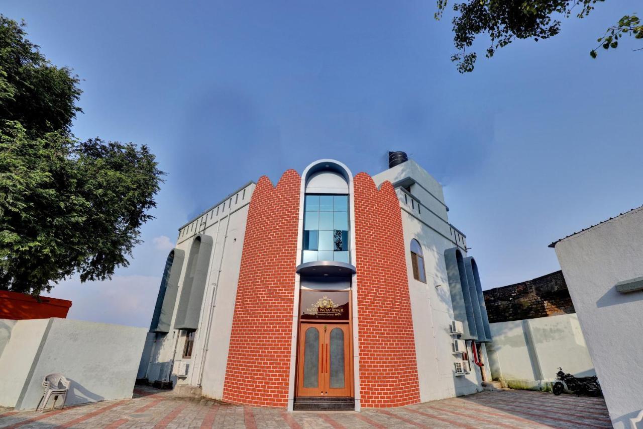 Collection O 83344 Hotel New River Rajkot Esterno foto