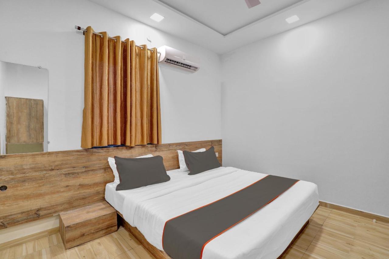 Collection O 83344 Hotel New River Rajkot Esterno foto