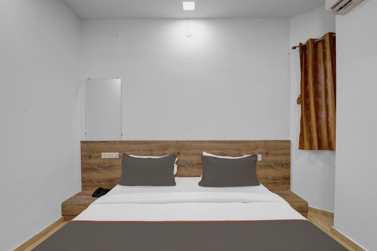 Collection O 83344 Hotel New River Rajkot Esterno foto
