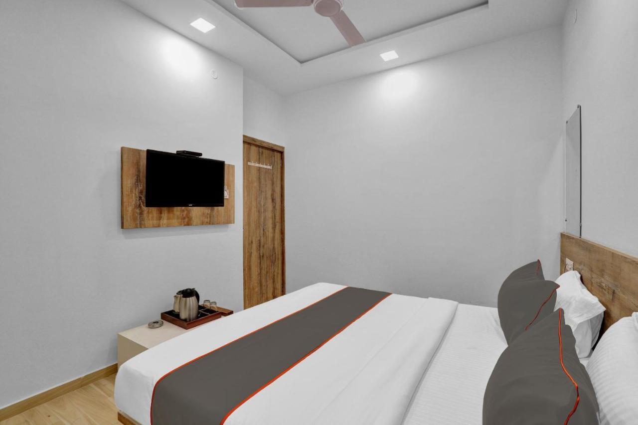 Collection O 83344 Hotel New River Rajkot Esterno foto