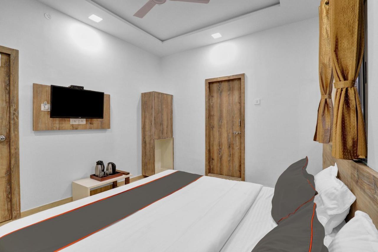 Collection O 83344 Hotel New River Rajkot Esterno foto