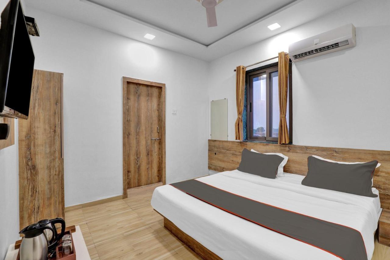 Collection O 83344 Hotel New River Rajkot Esterno foto